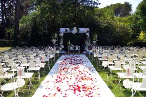 décoration mariage fleures allée- Officiant cérémonie mariage laïque
